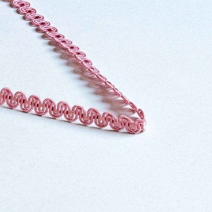 Gimpeband i mjuk rosa med S format vågmönster, 1 cm brett bomullsband