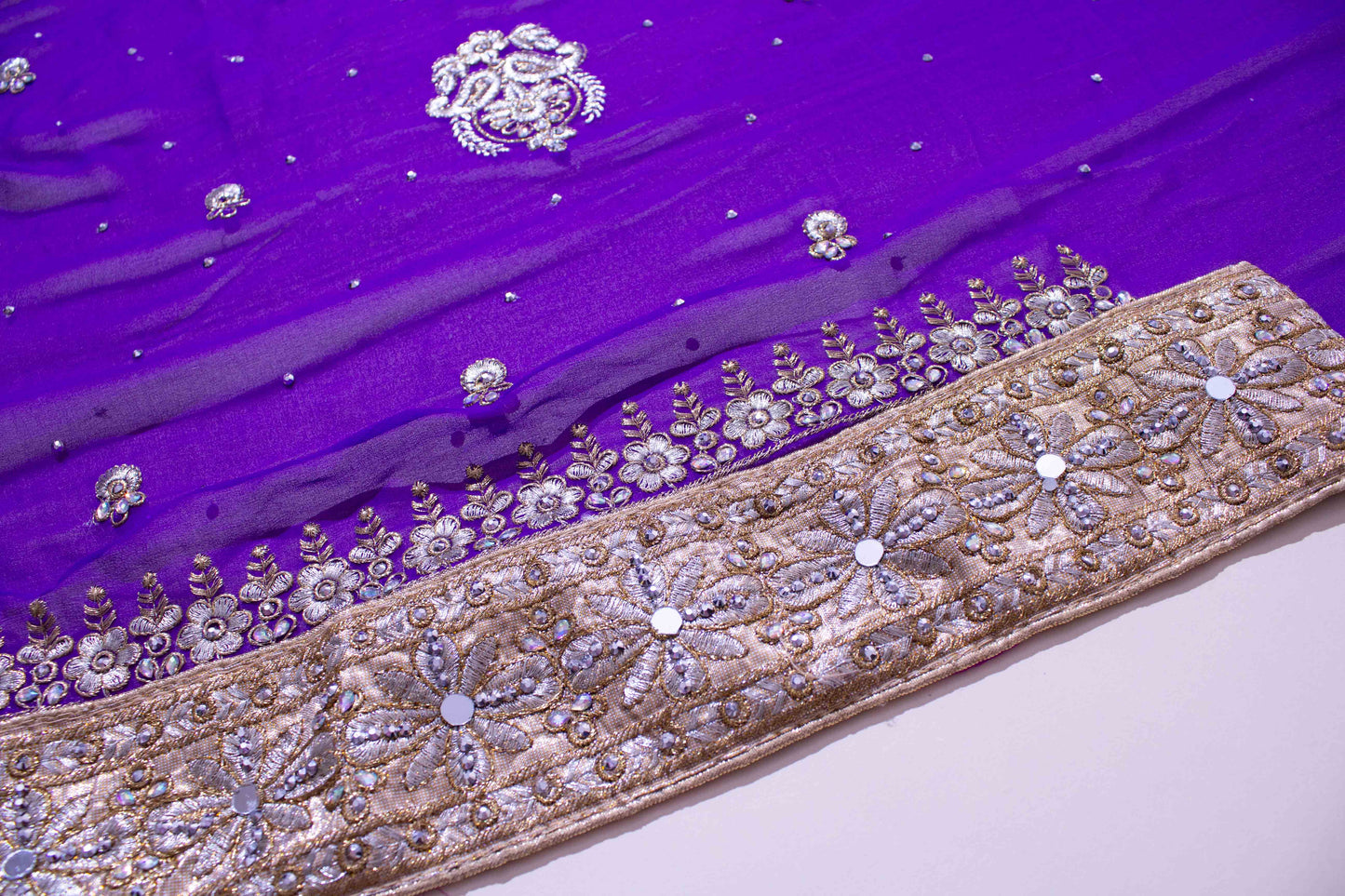 Sari - Lila Chiffong Guld Brodyr Silver Strass 30
