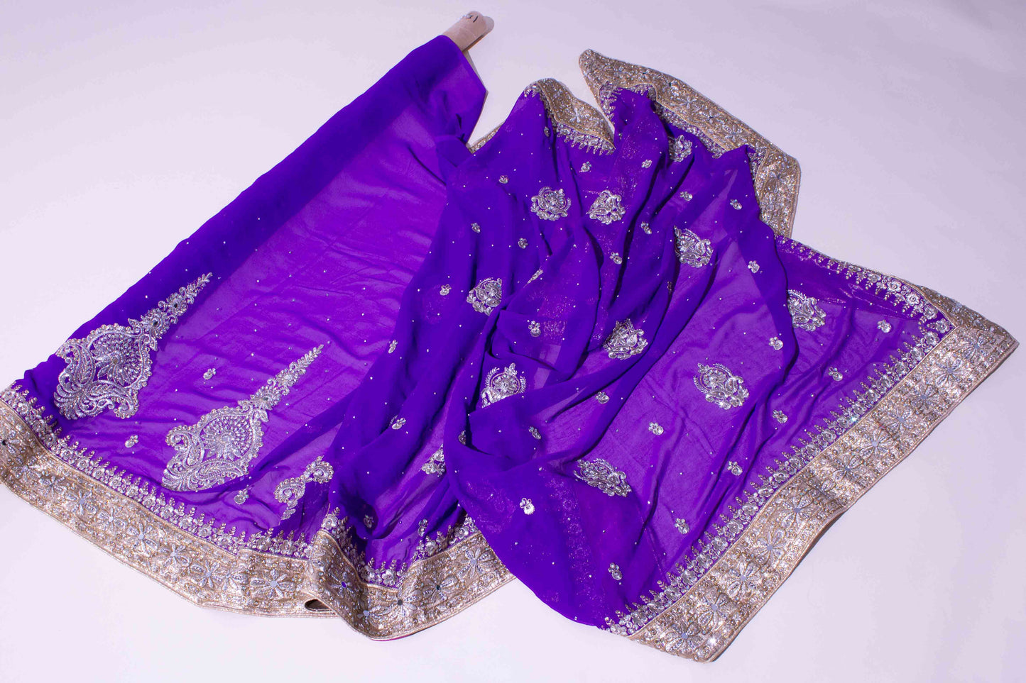 Sari - Lila Chiffong Guld Brodyr Silver Strass 30